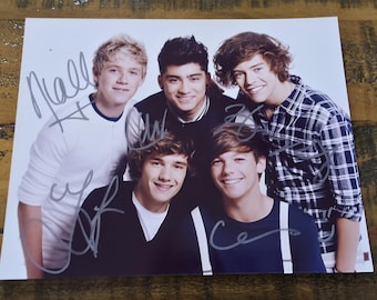 ONE DIRECTION cats     8 x10&quot; (20x25 cm) Autographed  Signed Photo
