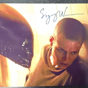 Aliens Sigourney Weaver   8 x10&quot; (20x25 cm) Autographed  Signed Photo