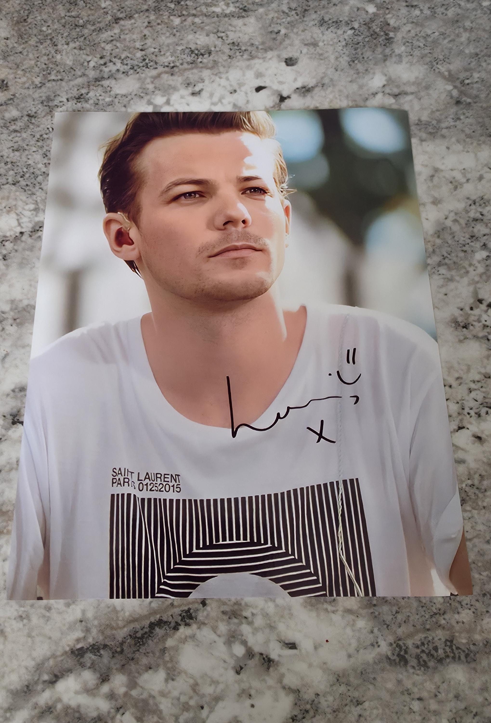 ルイ・トムリンソン直筆サイン入り写真…Louis Tomlinson… ルイ・トムリンソン直筆サイン入り写真…Louis Tomlinson… - メルカリ