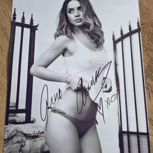 Foto autografada de Ana de Armas, 20 x 25 cm (8 x 10 polegadas).