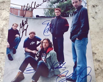 PEARL JAM    8 x10&quot; (20x25 cm) Autographed  Signed Photo
