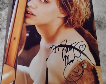 Brittany Murphy    8 x10&quot; (20x25 cm) Autographed  Signed Photo