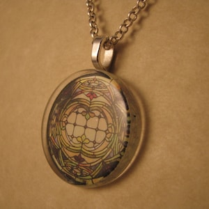 Glasmalerei-Anhänger, Geschenk für Mama, Glasmalerei-Fenster, Erdton-Anhänger, Runder Anhänger, Glas-Halskette, Glasmalerei-Kunst