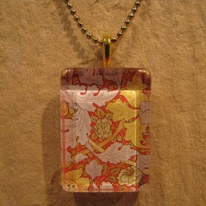 William Morris Foglia di acanto rossa Carta da parati con rosa selvatica Pendente in vetro rettangolare con collana a catena a sfere da 24&quot; Gioielli artistici e artigianali