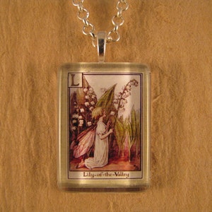 Colgante de hada de las flores, lirio de los valles, colgante en forma de L, Cicely Mary Barker, rectángulo pequeño, colgante de cristal, joyería personalizada, cumpleaños de mayo