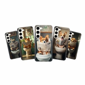 Könnte beinhalten: Fünf verschiedene Handyhüllen mit Hunden, die auf Toiletten sitzen und Zeitungen lesen. Die Hüllen sind alle schwarz und haben eine weiße Kamera-Erhebung.