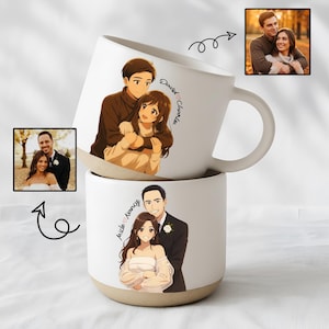 Könnte beinhalten: Zwei weiße Keramikbecher mit individuellen Illustrationen von Paaren. Auf einem Becher sind die Namen "David & Charlie" und auf dem anderen "Mide & Nancy" zu sehen. Jeder Becher hat einen beigefarbenen Boden und einen weißen Henkel.