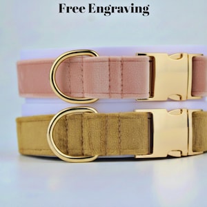 Op de afbeelding: Twee hondenhalsbanden, één in poederroze en één in mosterdgeel, op elkaar gestapeld. Beide hebben goudkleurige metalen hardware, waaronder een D-ring en een gesp. De tekst "Free Engraving" staat bovenaan.