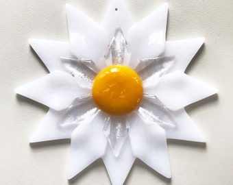 Fused Glass White Daisy Ornament/Suncatcher - gardener gift, teacher gift, glass flower, get well gift, Christmas gift, birthday gift