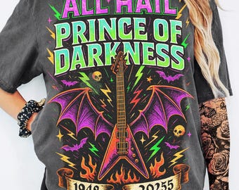 Salve Príncipe de las Tinieblas PNG / Diseño de rock gótico vintage / Clipart de heavy metal retro / Archivo de sublimación oscura / Música de moda PNG