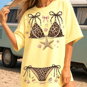 Leopardbikini png, bikini i konstläder png, trendig sommarstranddesign, sommarbikini png, leopardbikiniflicka png, sommarbikini png