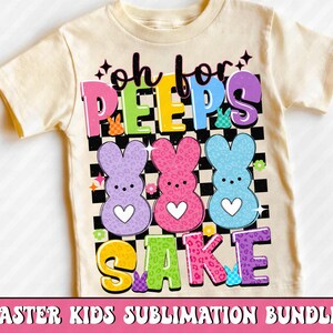 Puede incluir: Una camiseta color crema con la frase "Oh for Peeps Sake" en letras coloridas. Tres dise&ntilde;os de conejos con forma de malvavisco est&aacute;n debajo del texto, sobre un fondo a cuadros en blanco y negro. La camiseta es parte de un paquete de sublimaci&oacute;n para ni&ntilde;os de Pascua.