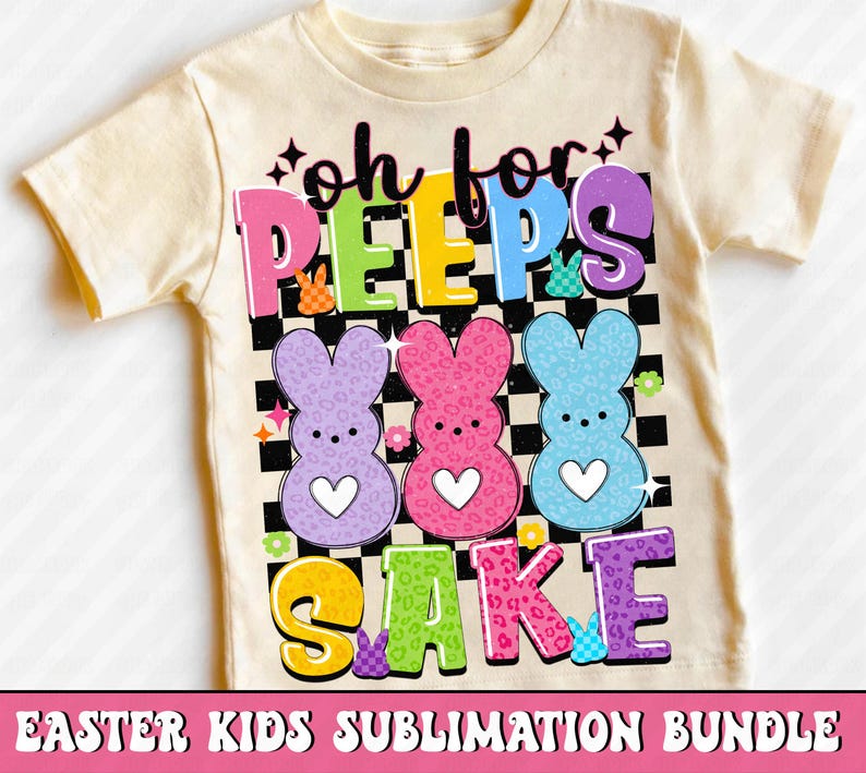 Puede incluir: Una camiseta color crema con la frase "Oh for Peeps Sake" en letras coloridas. Tres dise&ntilde;os de conejos con forma de malvavisco est&aacute;n debajo del texto, sobre un fondo a cuadros en blanco y negro. La camiseta es parte de un paquete de sublimaci&oacute;n para ni&ntilde;os de Pascua.
