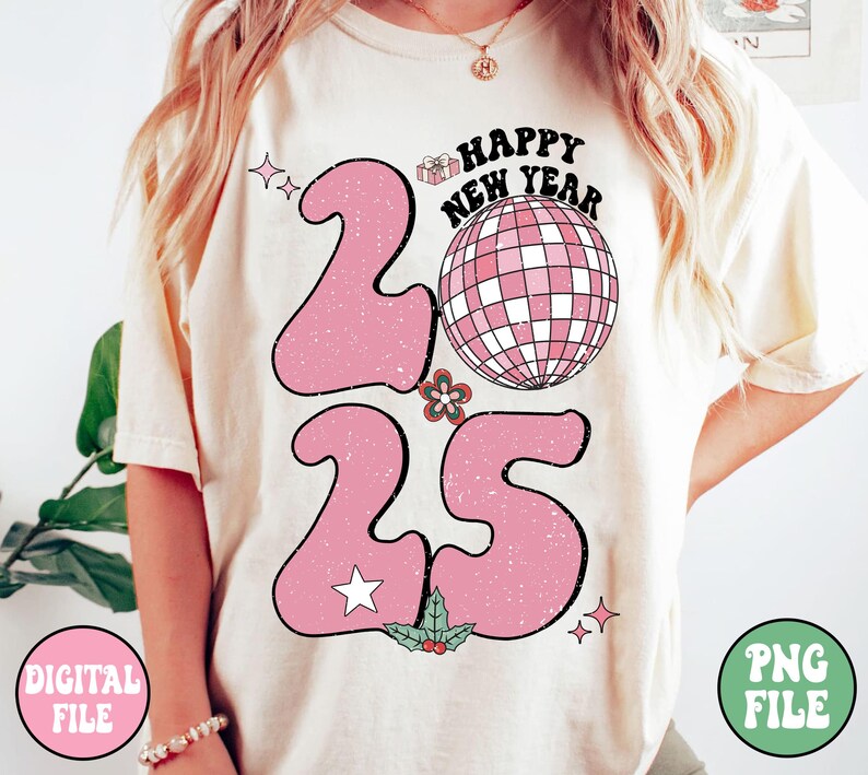 K&ouml;nnte beinhalten: Ein wei&szlig;es T-Shirt mit einem pinkfarbenen Grafikdesign des Jahres 2025. Die Zahlen sind im Retro-Stil mit einer Discokugel und dem Text "Happy New Year" gestaltet.