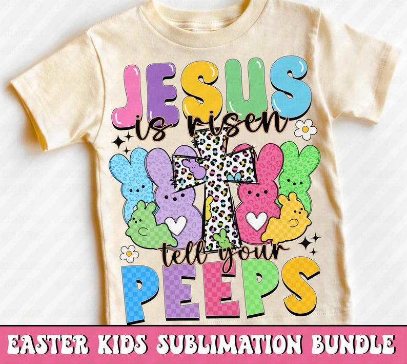 Puede incluir: Una camiseta crema para ni&ntilde;os con la frase "JESUS is risen tell your PEEPS" en letras de burbujas coloridas. El dise&ntilde;o incluye gr&aacute;ficos de conejitos de Pascua y una cruz con estampado de leopardo. Las palabras "EASTER KIDS SUBLIMATION BUNDLE" est&aacute;n en la parte inferior.