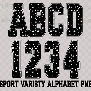 Puede incluir: Alfabeto y n&uacute;meros de estilo universitario en blanco y negro, incluyendo A, B, C, D, 1, 2, 3 y 4. Cada letra y n&uacute;mero est&aacute; relleno de estrellas blancas. El texto "SPORT VARISTY ALPHABET PNG" est&aacute; en la parte inferior.