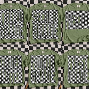 K&ouml;nnte beinhalten: Eine Kollektion von sechs olivgr&uuml;nen T-Shirts, die jeweils mit fettgedrucktem Text in einem schwarz-wei&szlig;en Karomuster versehen sind. Die T-Shirts zeigen verschiedene Klassenstufen wie Third Grade, Second Grade, Preschool, Kindergarten, Fourth Grade und First Grade.