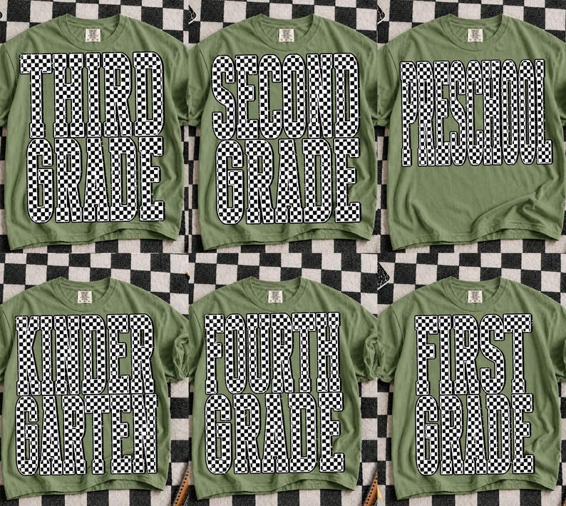 K&ouml;nnte beinhalten: Eine Kollektion von sechs olivgr&uuml;nen T-Shirts, die jeweils mit fettgedrucktem Text in einem schwarz-wei&szlig;en Karomuster versehen sind. Die T-Shirts zeigen verschiedene Klassenstufen wie Third Grade, Second Grade, Preschool, Kindergarten, Fourth Grade und First Grade.