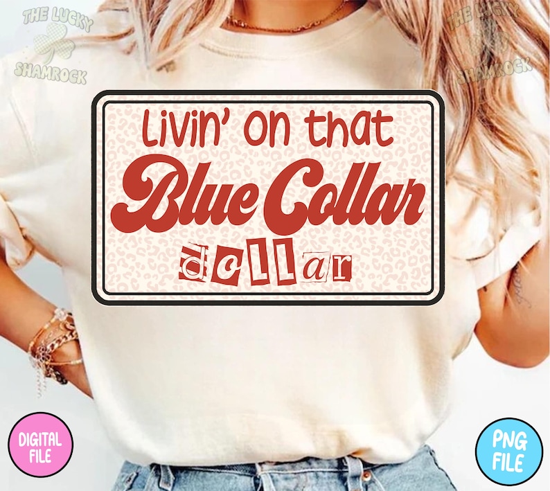 Puede incluir: Camiseta color crema con un gr&aacute;fico rectangular. El gr&aacute;fico presenta el texto "Livin' on that Blue Collar dollar" en una fuente retro, con un fondo de estampado de leopardo. La camiseta tiene mangas cortas.