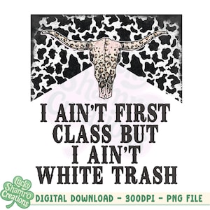 Puede incluir: Un diseño digital con una calavera de vaca con cuernos largos, sobre un patrón de piel de vaca en blanco y negro. El texto dice "I AIN'T FIRST CLASS BUT I AIN'T WHITE TRASH". El diseño incluye un logotipo de trébol verde.