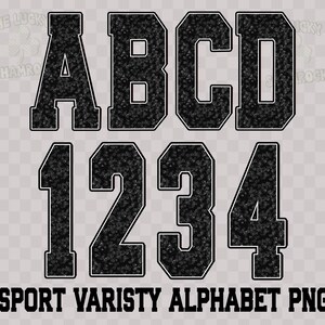Puede incluir: Alfabeto y n&uacute;meros negros de estilo universitario, incluyendo A, B, C, D, 1, 2, 3 y 4, con un patr&oacute;n texturizado y contornos blancos. El texto "SPORT VARISTY ALPHABET PNG" se muestra debajo.