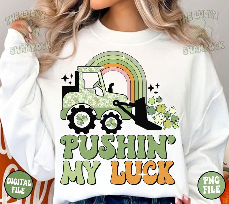 Peut inclure: Un sweat-shirt blanc avec un tracteur vert et un arc-en-ciel. Le texte "Pushin' My Luck" est &eacute;crit en lettres vertes et orange.