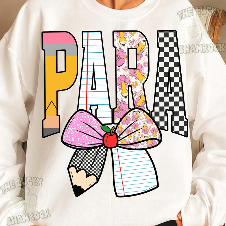 K&ouml;nnte beinhalten: Ein wei&szlig;es Sweatshirt mit dem Wort PARA in gro&szlig;en Blockbuchstaben. Die Buchstaben sind mit Bleistift-, Notizpapier-, Blumen- und Schachbrettmustern gef&uuml;llt. Unter dem Text befindet sich eine gro&szlig;e Schleifengrafik mit einem roten Apfel.