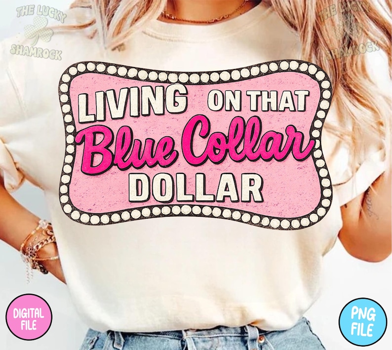 Puede incluir: Camiseta color crema con un gr&aacute;fico rosa y negro que dice "LIVING ON THAT Blue Collar DOLLAR". El gr&aacute;fico es de estilo retro, con un fondo rosa y texto blanco y rosa. La camiseta es un archivo digital.