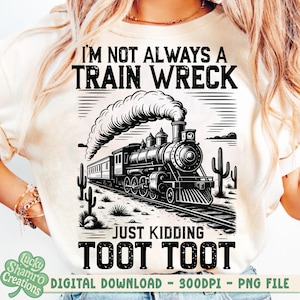 K&ouml;nnte beinhalten: Cremefarbenes T-Shirt mit einer Schwarz-Wei&szlig;-Illustration einer alten Dampflokomotive und dem Text "I'M NOT ALWAYS A TRAIN WRECK JUST KIDDING TOOT TOOT". Das Design umfasst Kakteen und eine W&uuml;stenlandschaft.