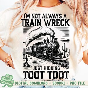 K&ouml;nnte beinhalten: Cremefarbenes T-Shirt mit einer schwarz-wei&szlig;en Grafik einer alten Dampflokomotive. Der Text lautet: "I'M NOT ALWAYS A TRAIN WRECK JUST KIDDING TOOT TOOT". Das Design beinhaltet Kakteen und eine W&uuml;stenlandschaft.