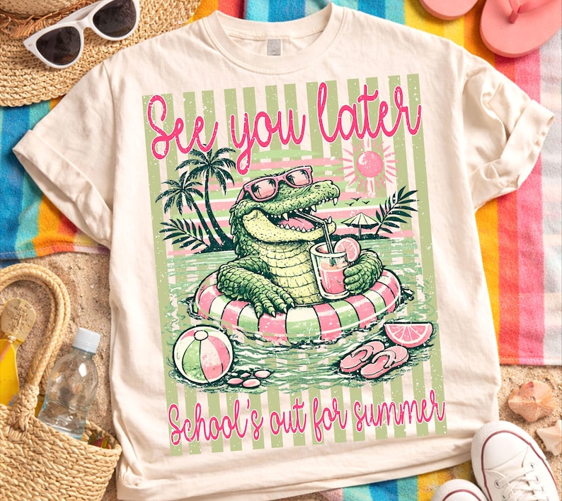 K&ouml;nnte beinhalten: Cremefarbenes T-Shirt mit einem Cartoon-Alligator mit Sonnenbrille auf einem Schwimmring. Der Aufdruck zeigt die Schriftz&uuml;ge "See you later" und "School's out for summer" in Rosa, passend zum Sommer.