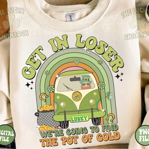 Peut inclure: Un van vintage vert et blanc avec un lutin au volant, entour&eacute; d'un arc-en-ciel et du texte "Get in Loser We're going to find the pot of gold".