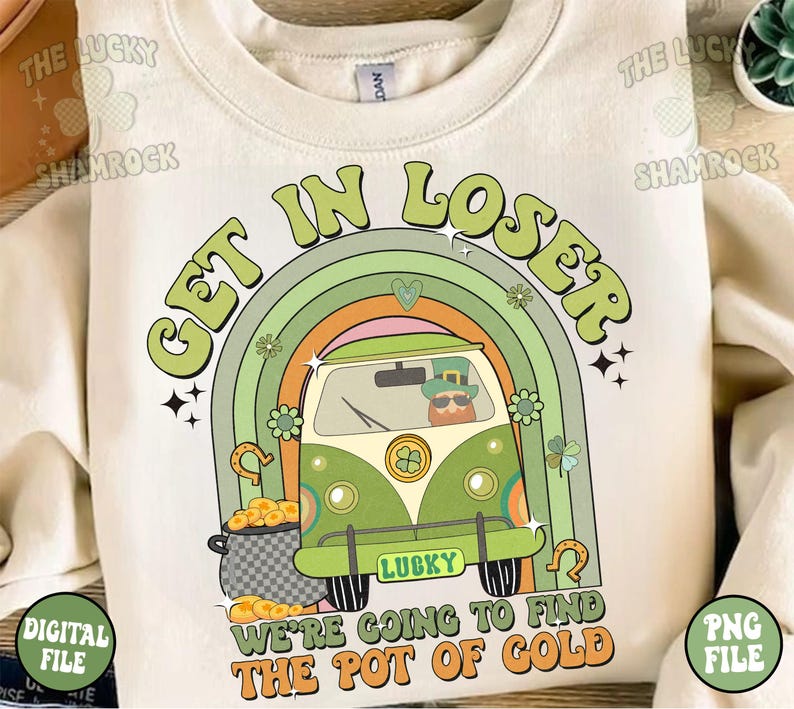 Peut inclure: Un van vintage vert et blanc avec un lutin au volant, entour&eacute; d'un arc-en-ciel et du texte "Get in Loser We're going to find the pot of gold".