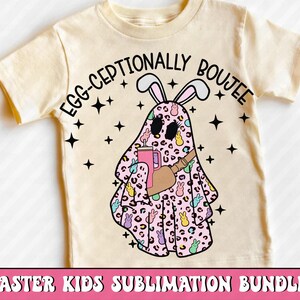 Puede incluir: Una camiseta amarillo claro con un fantasma de dibujos animados con orejas de conejo, sosteniendo una bebida rosa y una bolsa marr&oacute;n. El fantasma tiene un estampado de leopardo rosa con dise&ntilde;os de conejitos y huevos de Pascua. El texto "EGG-CEPTIONALLY BOUJEE" est&aacute; impreso encima del fantasma.
