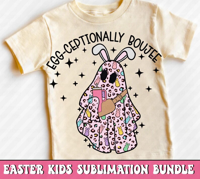 Puede incluir: Una camiseta amarillo claro con un fantasma de dibujos animados con orejas de conejo, sosteniendo una bebida rosa y una bolsa marr&oacute;n. El fantasma tiene un estampado de leopardo rosa con dise&ntilde;os de conejitos y huevos de Pascua. El texto "EGG-CEPTIONALLY BOUJEE" est&aacute; impreso encima del fantasma.