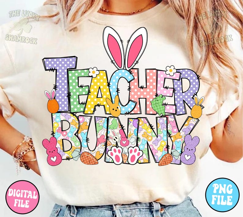 以下が含まれることがあります： 「Teacher Bunny」と書いてあるカラフルなグラフィックがプリントされた白いTシャツ。グラフィックには、ピンクの耳をしたウサギ、パステルカラーのドット、イースターをテーマにした様々な要素が描かれています。