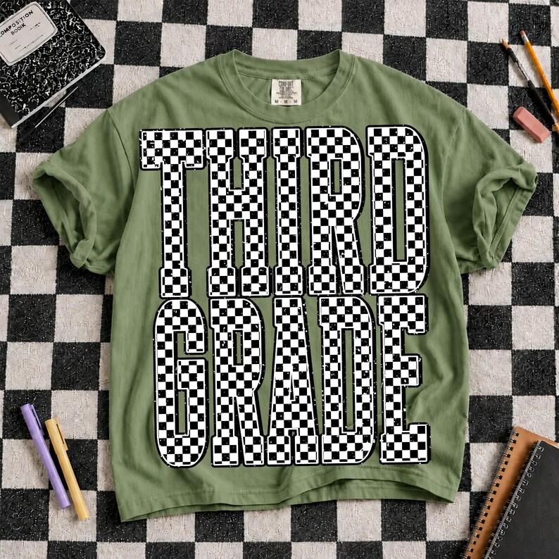 K&ouml;nnte beinhalten: Ein olivgr&uuml;nes Kurzarm-T-Shirt mit dem Text "THIRD GRADE" in gro&szlig;en, fetten Blockbuchstaben. Die Buchstaben haben ein schwarz-wei&szlig;es Karomuster mit einer abgenutzten, verwitterten Textur, die sich &uuml;ber das gesamte Grafikdesign erstreckt.