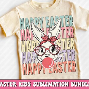 Puede incluir: Una camiseta color crema con un gr&aacute;fico de un conejito con gafas y un lazo, soplando una burbuja. Las palabras "HAPPY EASTER" est&aacute;n apiladas en colores pastel. El texto "EASTER KIDS SUBLIMATION BUNDLE" est&aacute; en la parte inferior.