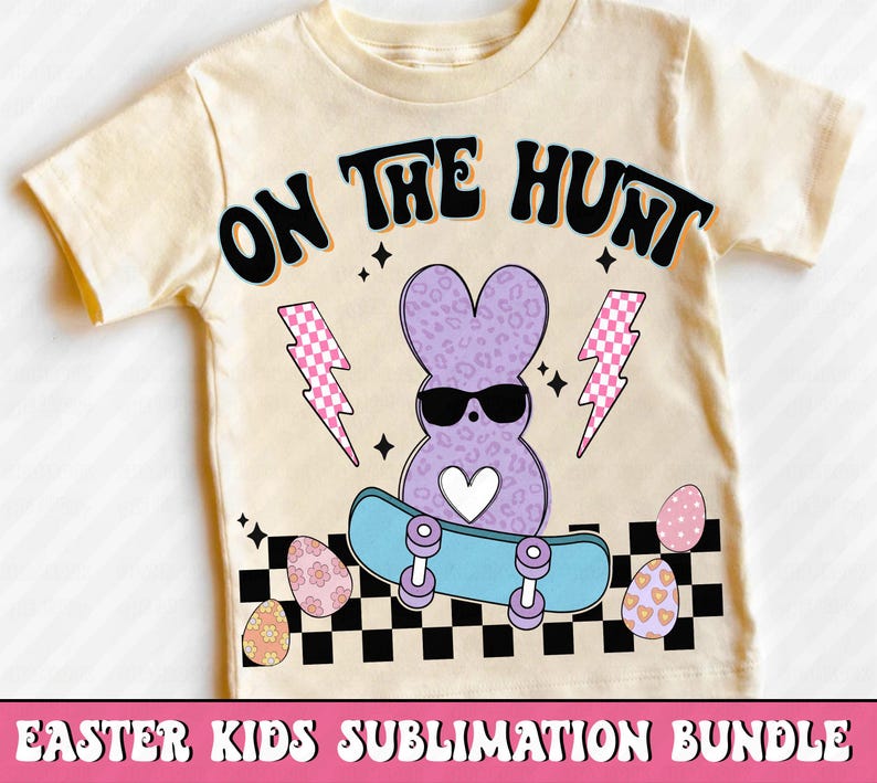 Puede incluir: Camiseta color crema con un conejito morado con gafas de sol en monopat&iacute;n. La camiseta tiene el texto "ON THE HUNT" e incluye rayos y huevos de Pascua. El dise&ntilde;o est&aacute; sobre un patr&oacute;n de tablero de ajedrez en blanco y negro.