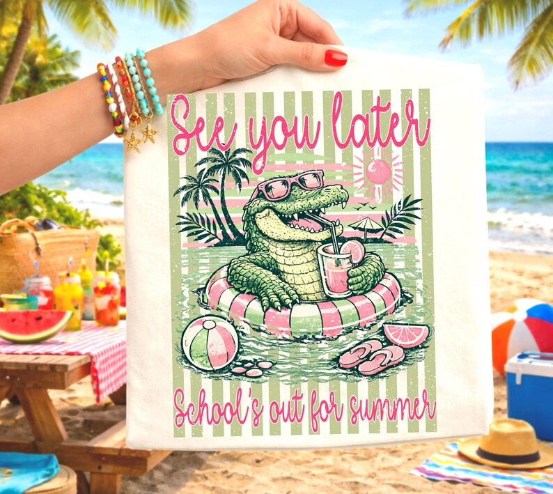K&ouml;nnte beinhalten: Wei&szlig;e Tragetasche mit farbenfrohem Sommerdesign. Das Design zeigt ein Cartoon-Alligator mit Sonnenbrille, der ein Getr&auml;nk trinkt, w&auml;hrend er in einem Pool schwimmt. Der Text lautet "See you later" und "School's out for summer".