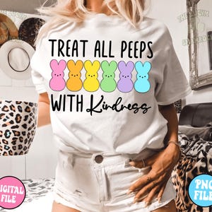 以下が含まれることがあります： 「Treat all peeps with kindness」という文字と、5つのカラフルなマシュマロピーが並んだ白いTシャツです。