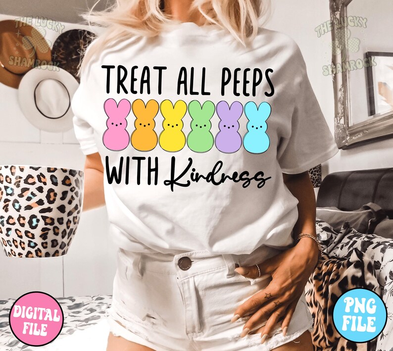 以下が含まれることがあります： 「Treat all peeps with kindness」という文字と、5つのカラフルなマシュマロピーが並んだ白いTシャツです。