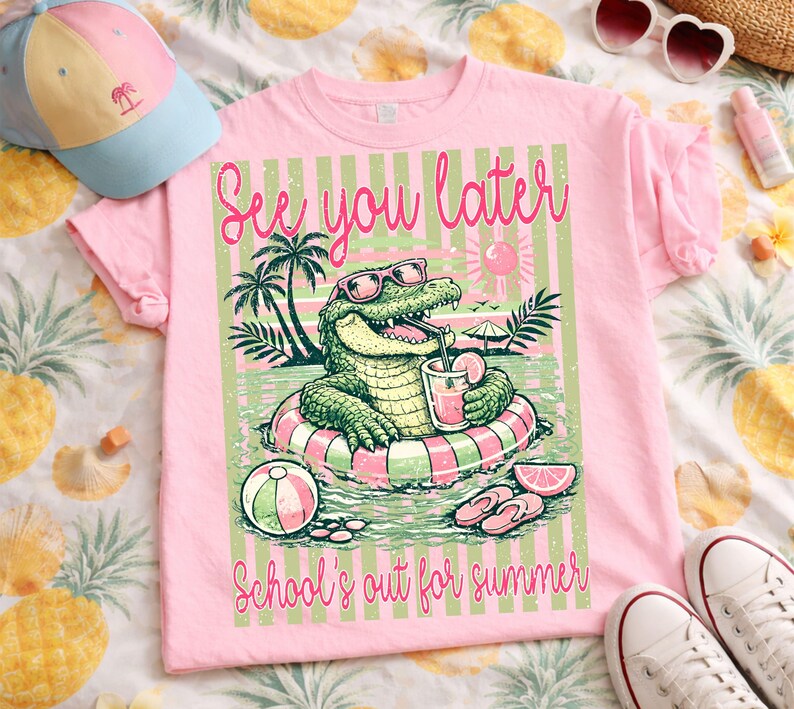 K&ouml;nnte beinhalten: Rosa T-Shirt mit einem Aufdruck eines Alligators mit Sonnenbrille, der mit einem Getr&auml;nk in einem Pool schwimmt. Der Text "See you later" und "School's out for summer" ist auf dem Shirt aufgedruckt. Ein Strandball, Flip-Flops und ein Hut sind ebenfalls zu sehen.