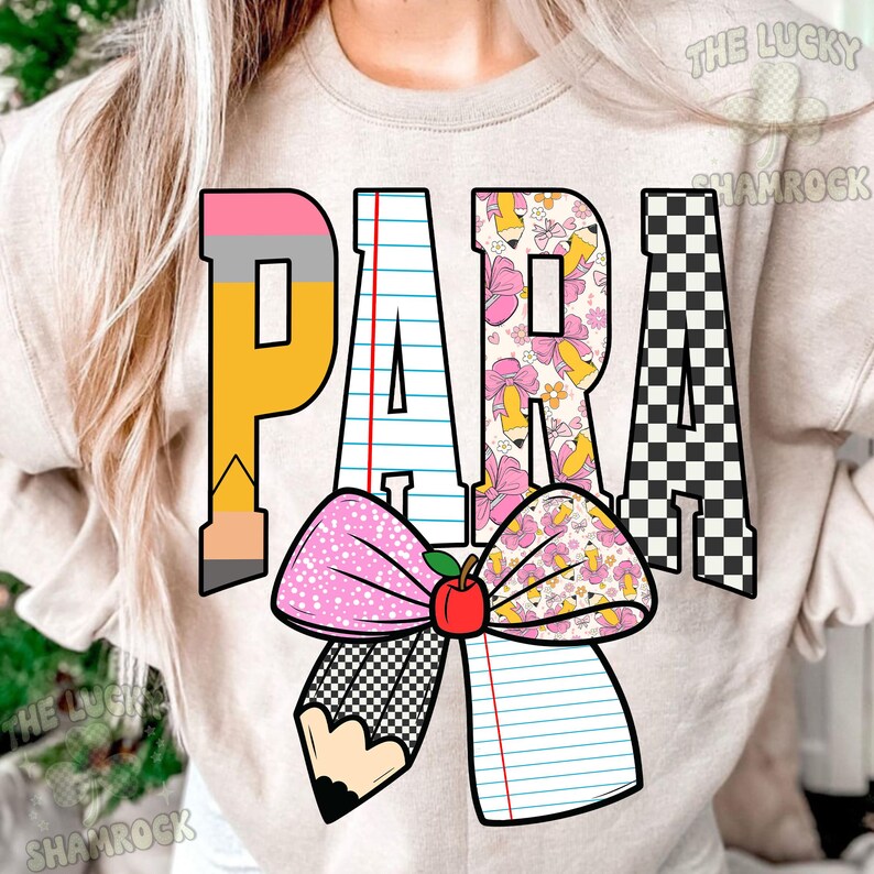 K&ouml;nnte beinhalten: Ein beiges Sweatshirt mit Rundhalsausschnitt und dem Wort PARA in gro&szlig;en Blockbuchstaben. Das P ist ein gelber Bleistift, das A ist liniertes Notizpapier, das R ist ein florales Bleistiftmuster und das A ist ein schwarz-wei&szlig;es Schachbrettmuster.