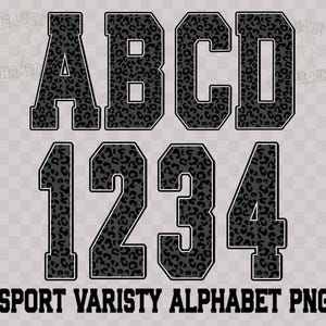 Puede incluir: Alfabeto y n&uacute;meros de estilo universitario en negro y gris, incluyendo A, B, C, D, 1, 2, 3 y 4, con un estampado de leopardo. El texto "SPORT VARISTY ALPHABET PNG" est&aacute; en la parte inferior.