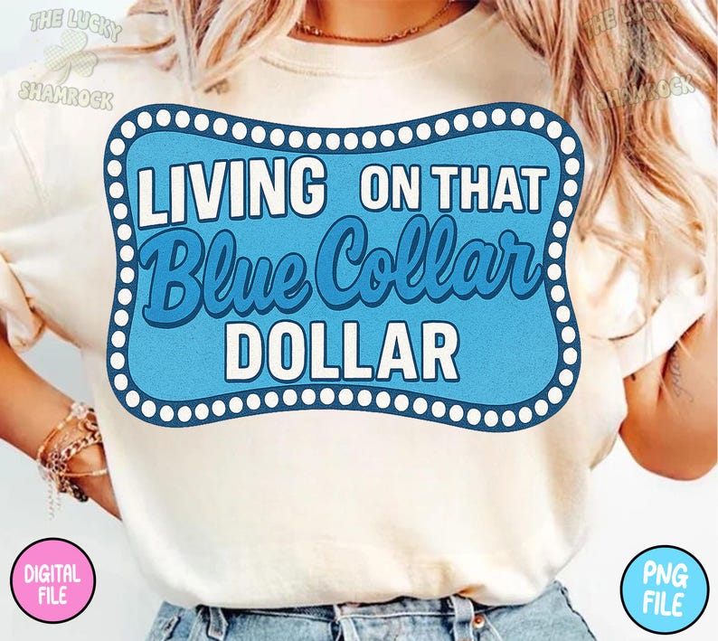 Puede incluir: Camiseta color crema con un dise&ntilde;o gr&aacute;fico azul y blanco que dice "LIVING ON THAT Blue Collar DOLLAR". El dise&ntilde;o gr&aacute;fico tiene un fondo azul claro y un borde blanco. La camiseta es un archivo digital.