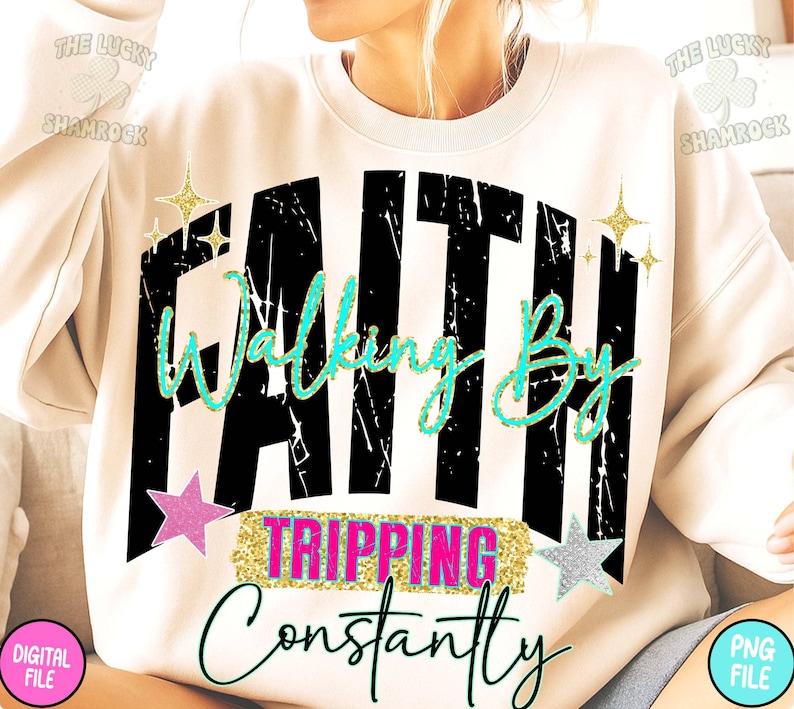 Puede incluir: Sudadera crema con la frase "Faith Walking By Tripping Constantly" en fuente negra desgastada, guion turquesa y detalles rosas y dorados. El dise&ntilde;o incluye estrellas y gr&aacute;ficos de estrellas.