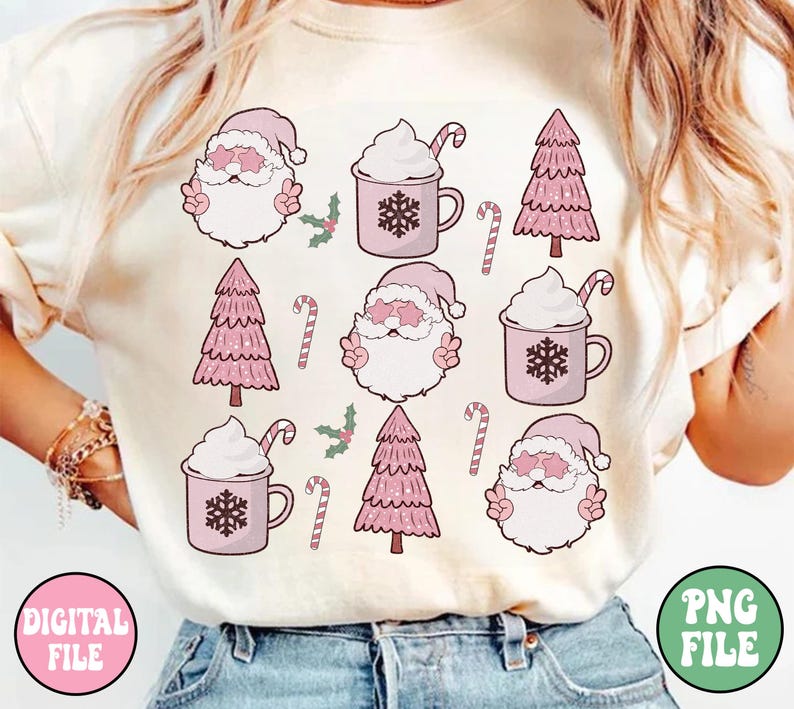 K&ouml;nnte beinhalten: Ein wei&szlig;es T-Shirt mit einem rosa-wei&szlig;en Weihnachtsmotiv. Das Design zeigt den Weihnachtsmann, Weihnachtsb&auml;ume, Zuckerstangen und hei&szlig;e Schokolade. Der Text "DIGITAL FILE" befindet sich in der linken unteren Ecke und "PNG FILE" in der rechten unteren Ecke.