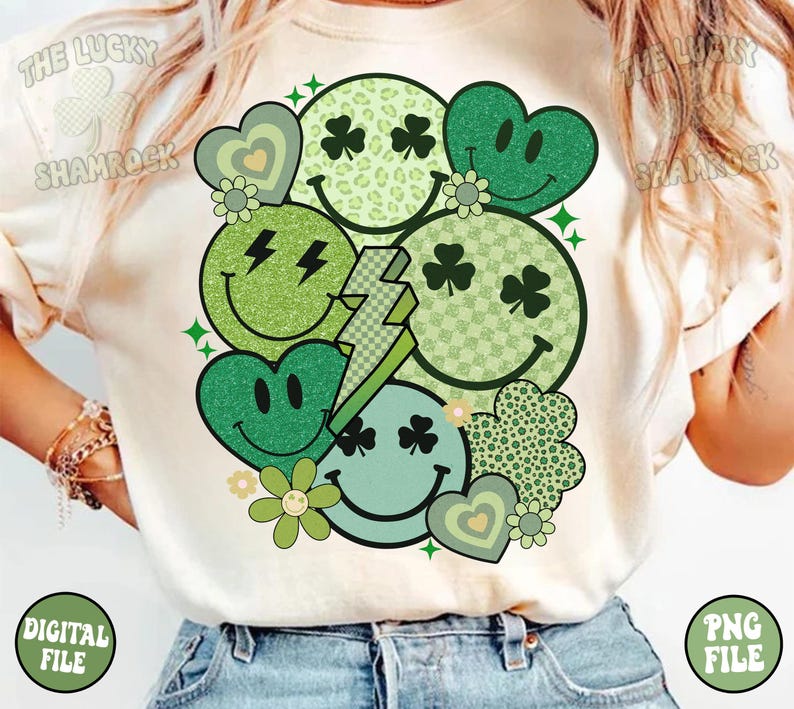 Peut inclure: Un t-shirt blanc avec un motif vert, blanc et noir de diff&eacute;rents visages souriants, c&oelig;urs et tr&egrave;fles. Le motif est de style r&eacute;tro avec des accents de paillettes.