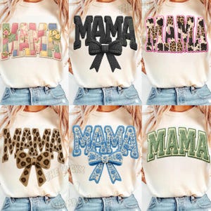 Può includere: Una collezione di t-shirt color crema con la scritta "MAMA" in vari design. I design includono patchwork, maglia nera, stampa leopardata e motivi floreali. Ogni maglietta ha un carattere e un abbellimento unici.